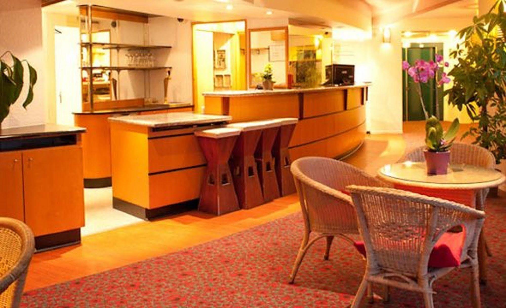 Egg Hotel Gonesse Kültér fotó
