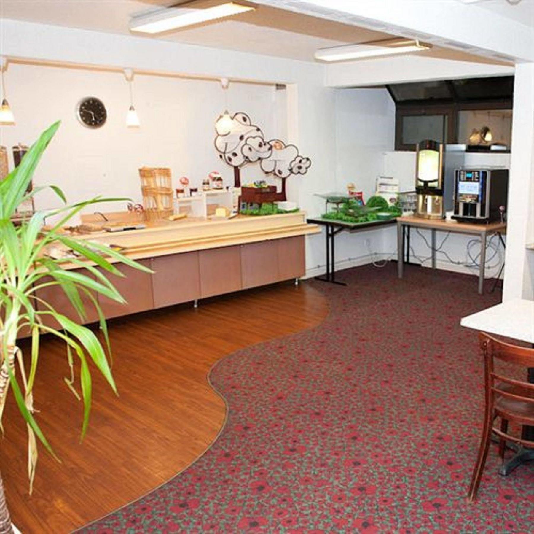 Egg Hotel Gonesse Kültér fotó