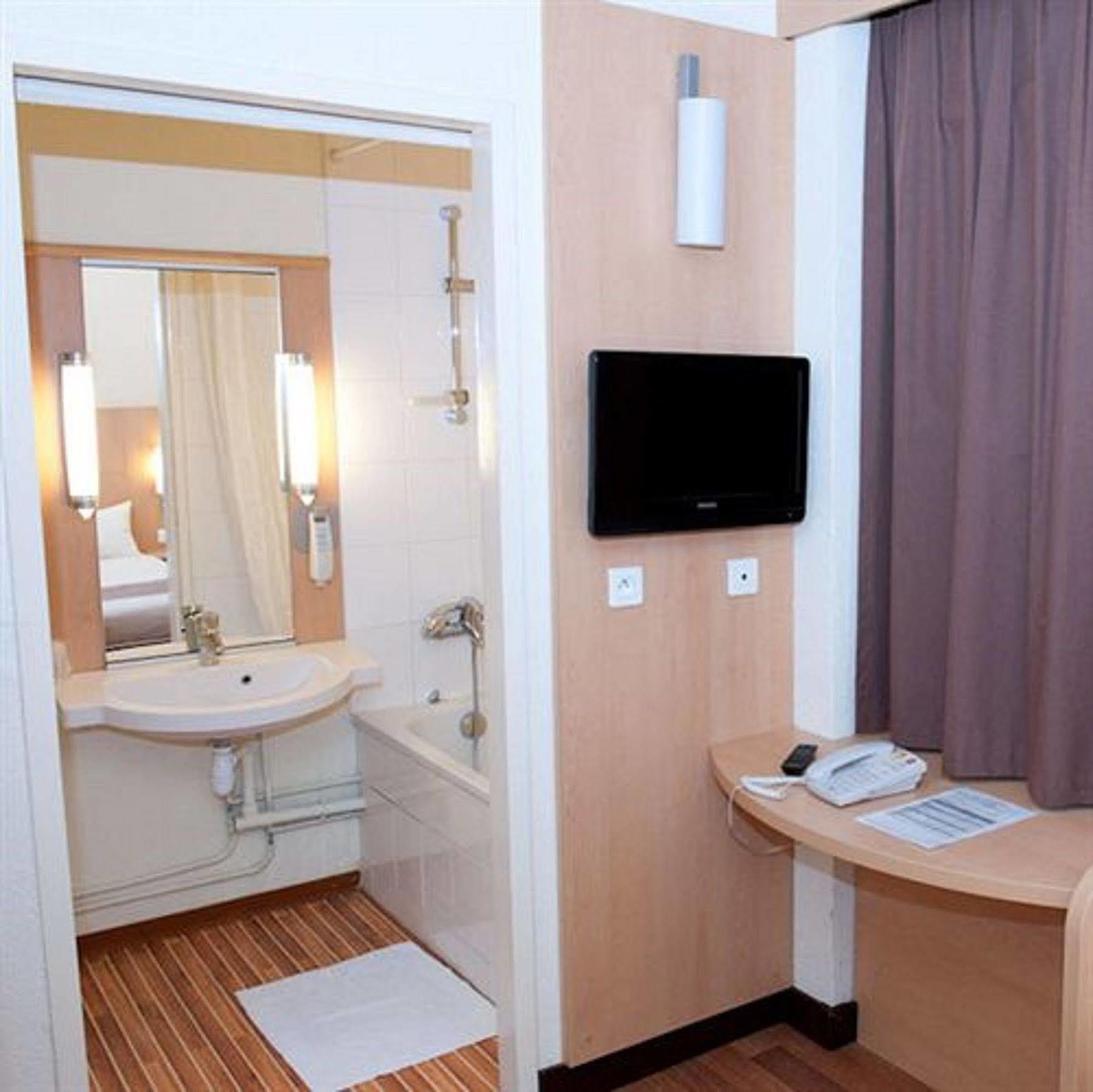 Egg Hotel Gonesse Kültér fotó