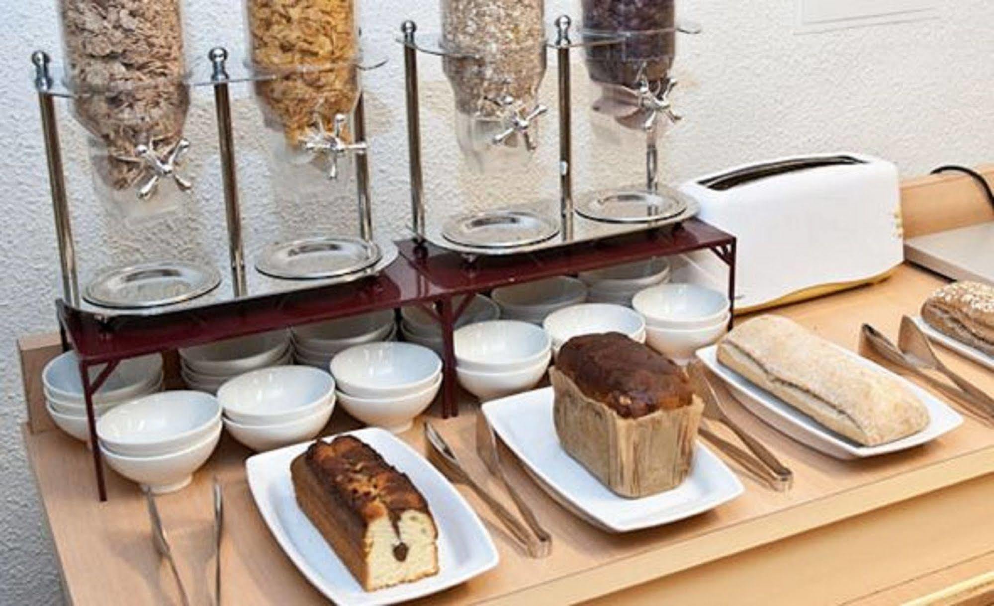 Egg Hotel Gonesse Kültér fotó